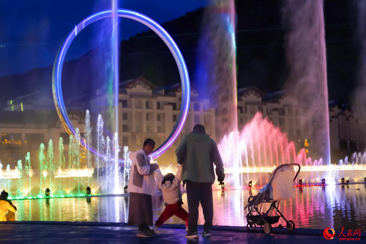 居民在西藏林芝市民族團(tuán)結(jié)廣場上玩耍。人民網(wǎng)記者 趙晨攝