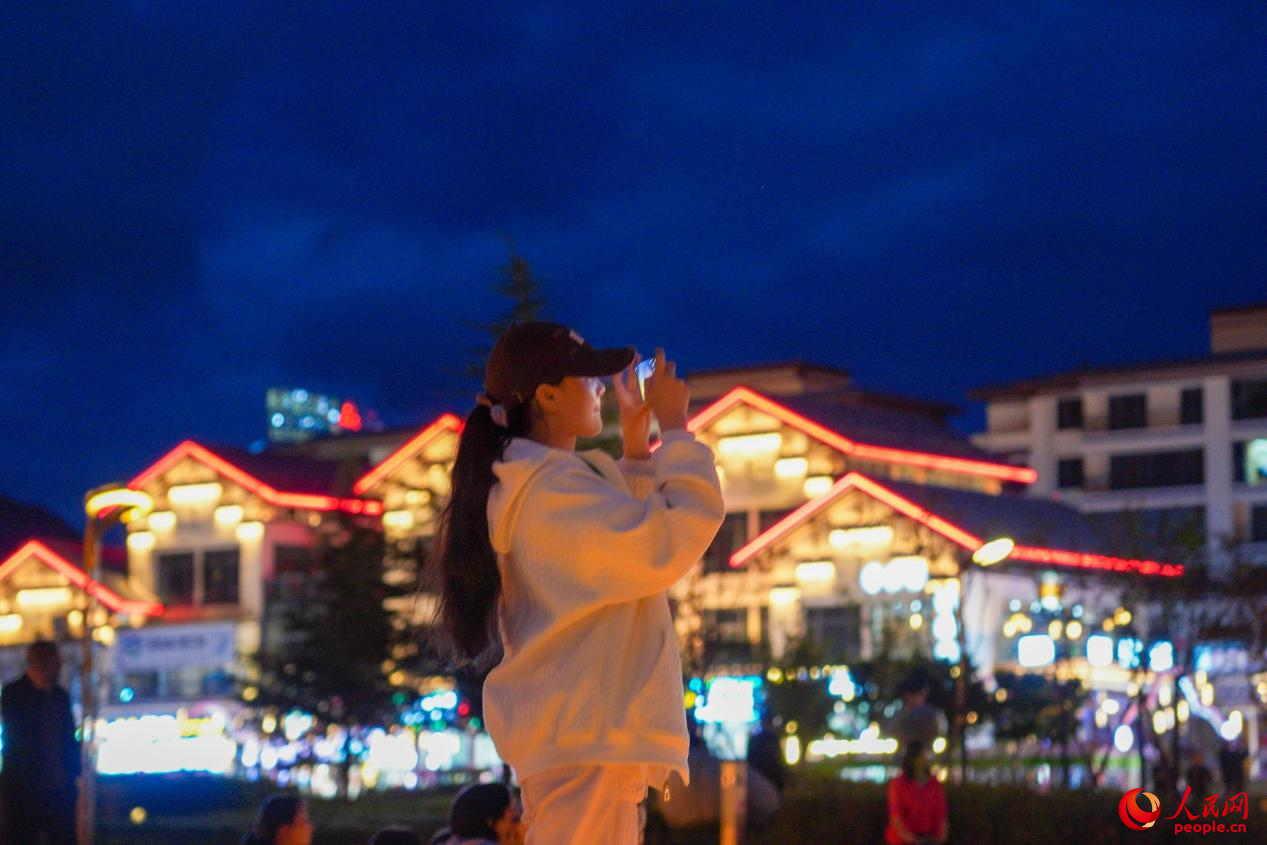 居民在西藏林芝市民族團(tuán)結(jié)廣場上拍照。人民網(wǎng)記者 趙晨攝