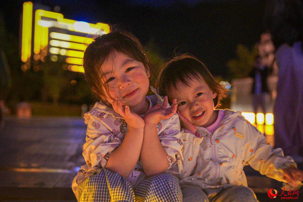 西藏林芝市民族團(tuán)結(jié)廣場上的兒童。人民網(wǎng)記者 趙晨攝