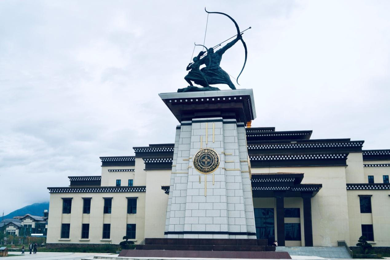 工布公園里的城市地標(biāo)雕塑——畢秀之子。人民網(wǎng)記者 益西康珠攝