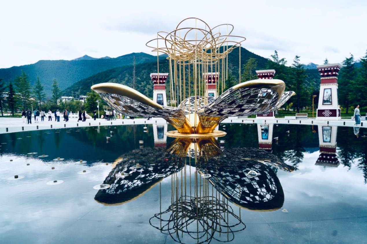 工布公園里的桃花主題雕塑——萬樹桃花。人民網(wǎng)記者 益西康珠攝