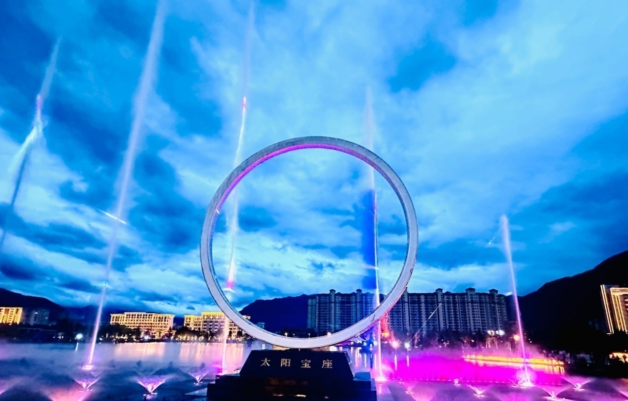 工布公園里的音樂水秀噴泉。人民網(wǎng)記者 益西康珠攝