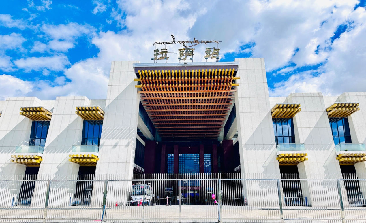 拉薩火車站。人民網(wǎng)記者 益西康珠攝