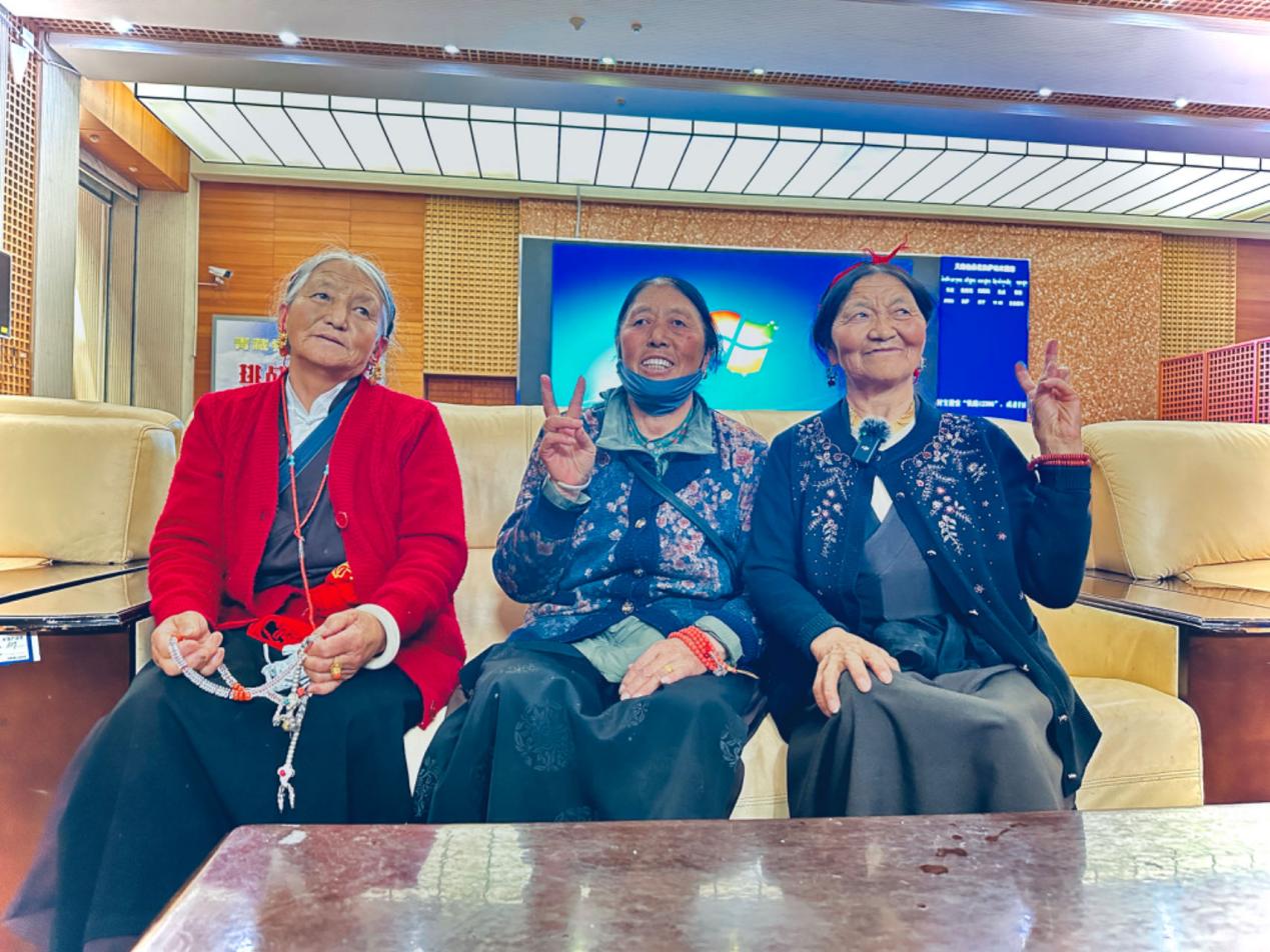 來(lái)自四川甘孜的三位阿媽在拉薩火車站等候前往青海西寧的列車。人民網(wǎng)記者 益西康珠攝