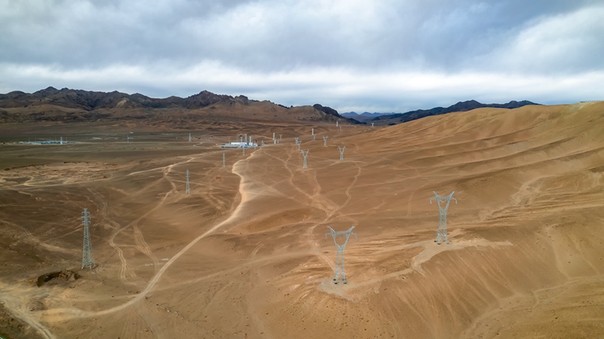 阿里地區(qū)首套電網(wǎng)側(cè)帶超容構(gòu)網(wǎng)型SVG工程全景。趙清鵬攝