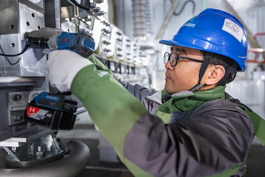 阿里地區(qū)首套電網(wǎng)側(cè)帶超容構(gòu)網(wǎng)型SVG工程現(xiàn)場工作人員正在進行投運前螺栓緊固工作。趙清鵬攝