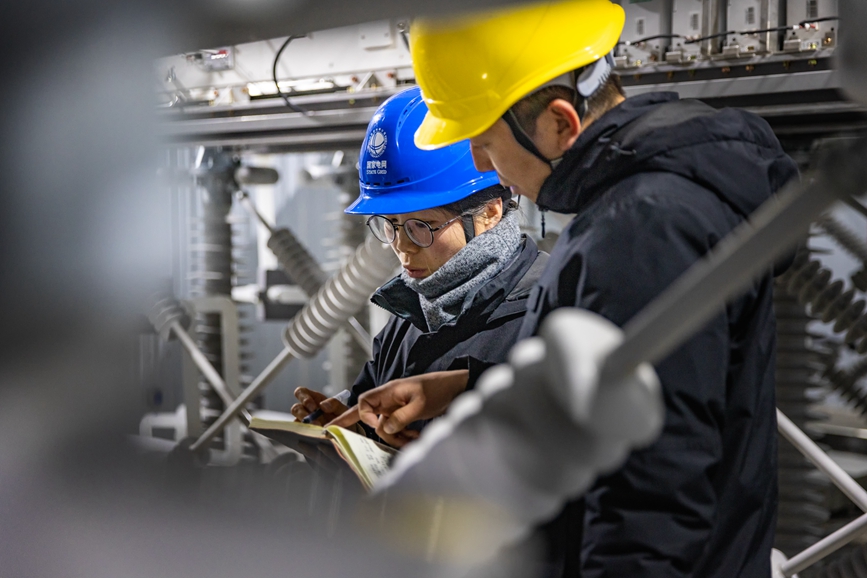 阿里地區(qū)首套電網(wǎng)側(cè)帶超容構(gòu)網(wǎng)型SVG工程現(xiàn)場工作人員正在進行投運前設(shè)備位置檢查。趙清鵬攝