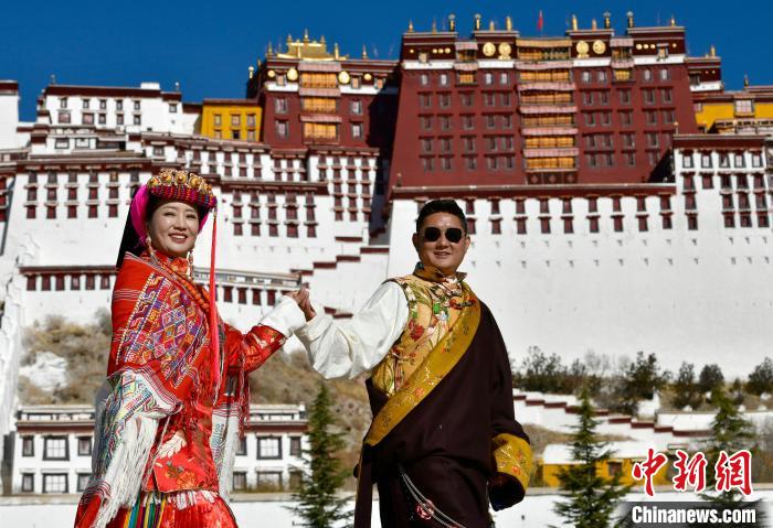 冬游西藏新風(fēng)尚：藏裝拍照、寄明信片成熱門