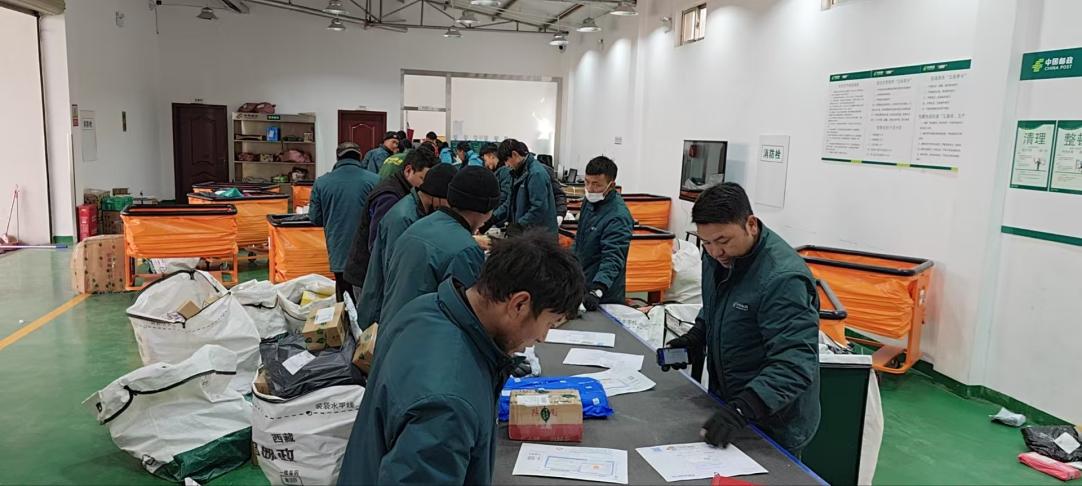 西藏拉薩城東營(yíng)業(yè)部分揀員正在傳送帶分揀。旦增攝