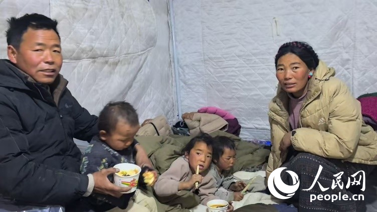 森嘎村村民扎西一家五口。人民網(wǎng)記者 吳雨仁攝