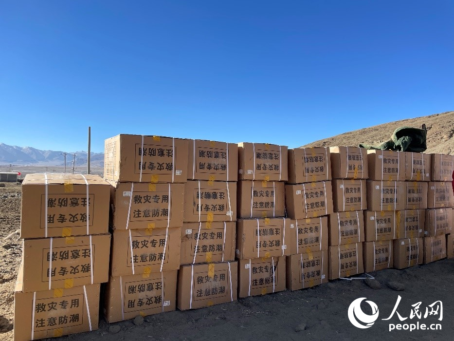 救災(zāi)物資抵達(dá)長所鄉(xiāng)古榮村。人民網(wǎng)記者 郝潔攝