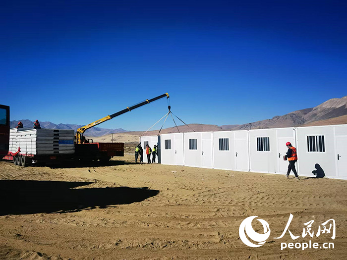 1月9日，在日喀則市定日縣長所鄉(xiāng)森嘎村安置點，工作人員抓緊搭建移動板房，確保受災群眾溫暖過冬。人民網記者 吳雨仁攝