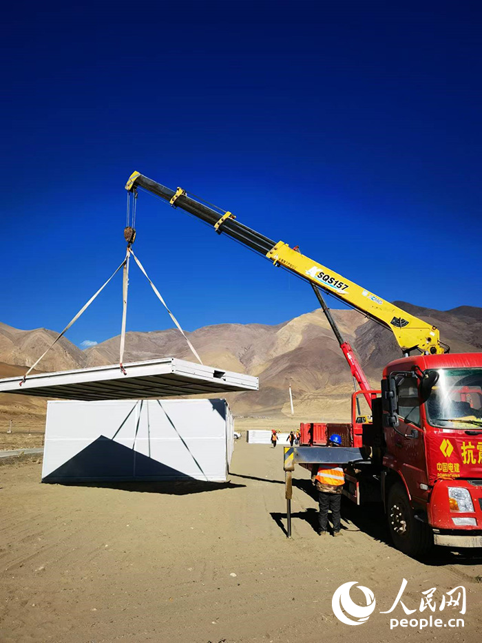 1月9日，日喀則市定日縣長所鄉(xiāng)森嘎村安置點正在吊裝板房。人民網記者 吳雨仁攝