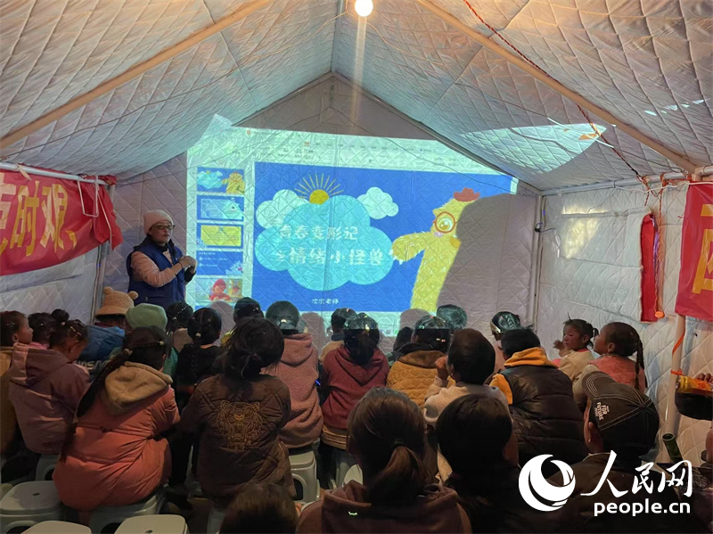 社工次旦拉姆以“青春變形記之情緒小怪獸”為主題給塘仁村孩子們講課。人民網(wǎng)記者 郝潔攝