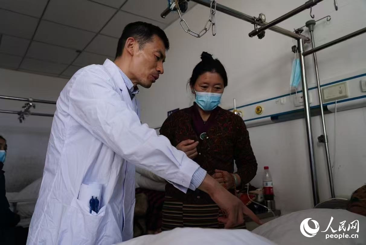 醫(yī)生在巡查。人民日報記者 徐馭堯攝