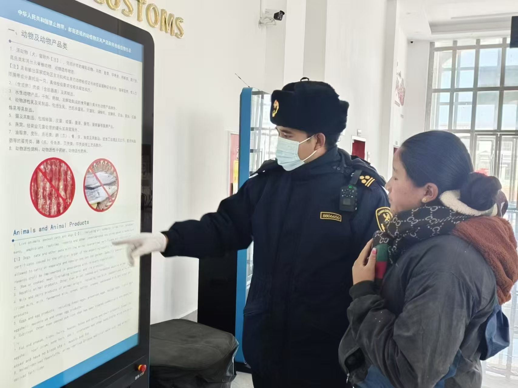海關(guān)關(guān)員對入境邊民進(jìn)行禁止攜帶、郵寄進(jìn)境動植物及其產(chǎn)品解讀。次旺久美攝