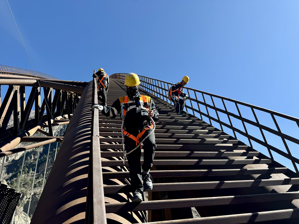 橋拱檢修。馬生明攝