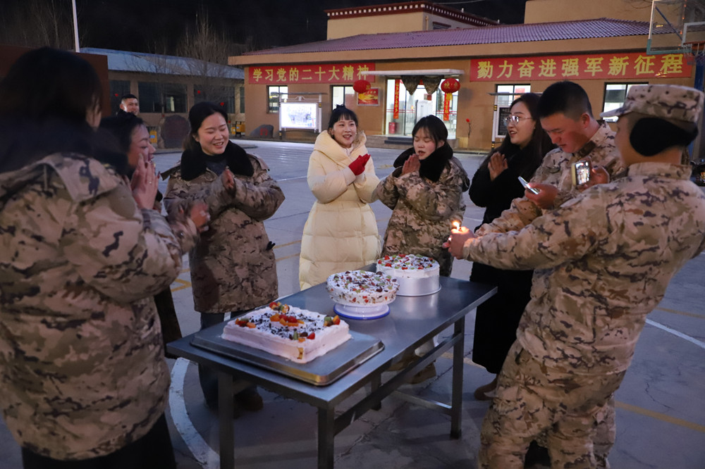 支隊(duì)為來隊(duì)家屬過集體生日?；粢綌z