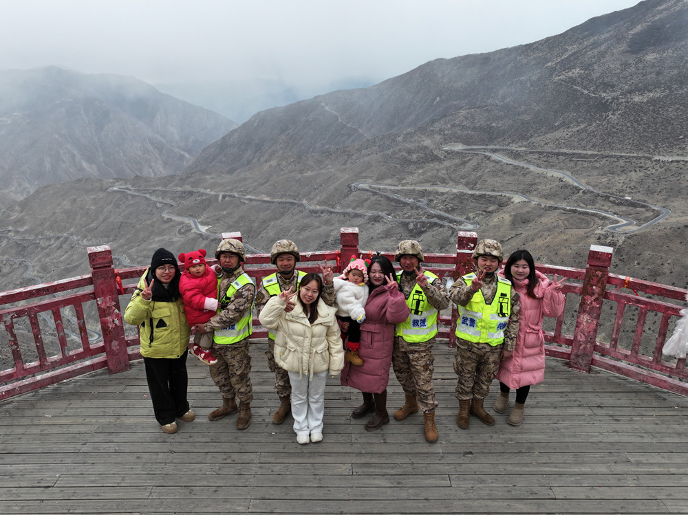 支隊(duì)組織家屬隨隊(duì)養(yǎng)護(hù)體驗(yàn)丈夫工作。何眾攝