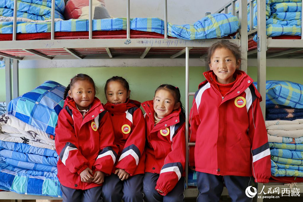 學(xué)生在定日縣第二小學(xué)分流安置點(diǎn)宿舍。人民日?qǐng)?bào)記者 鮮敢攝