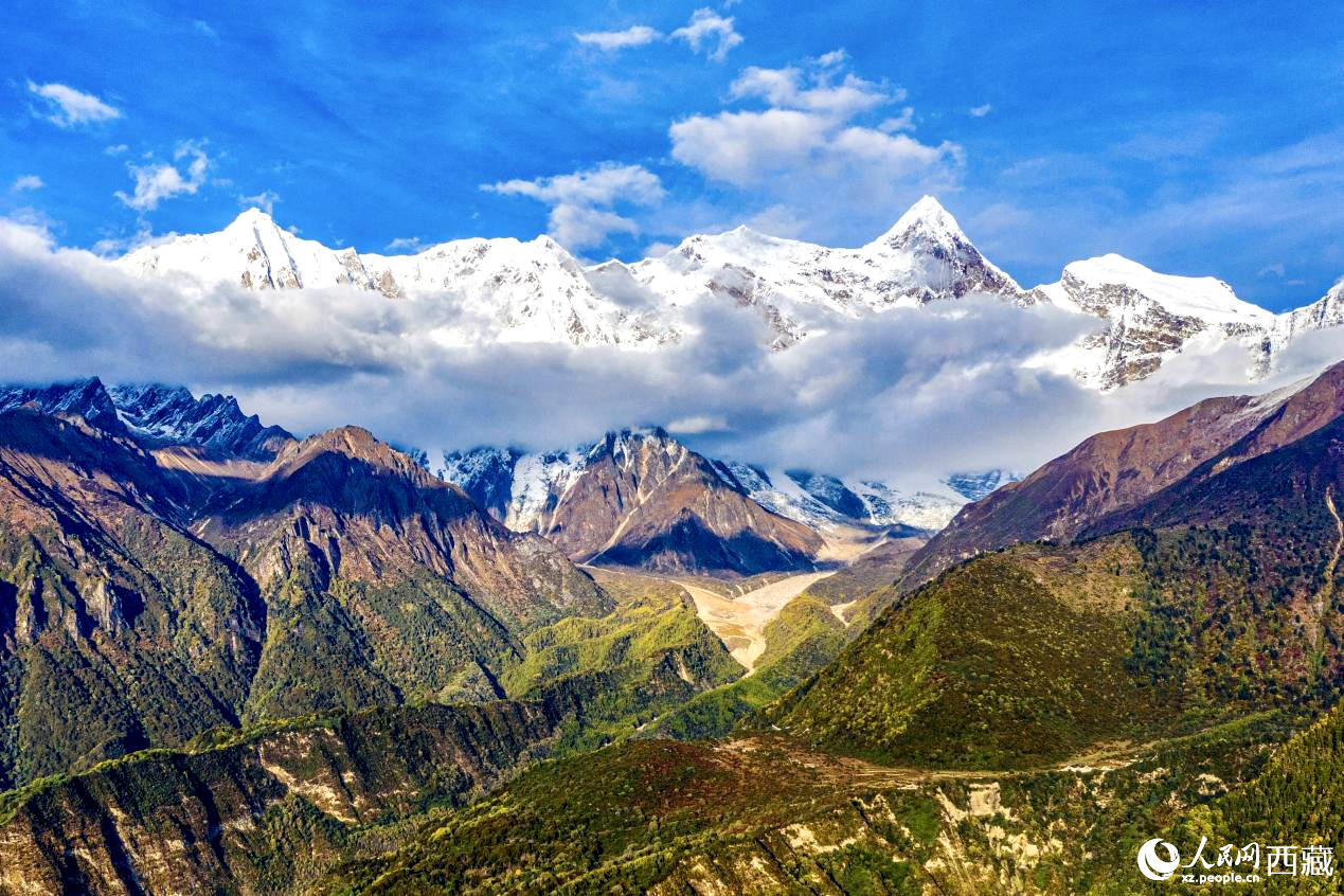 無人機(jī)航拍南迦巴瓦峰。