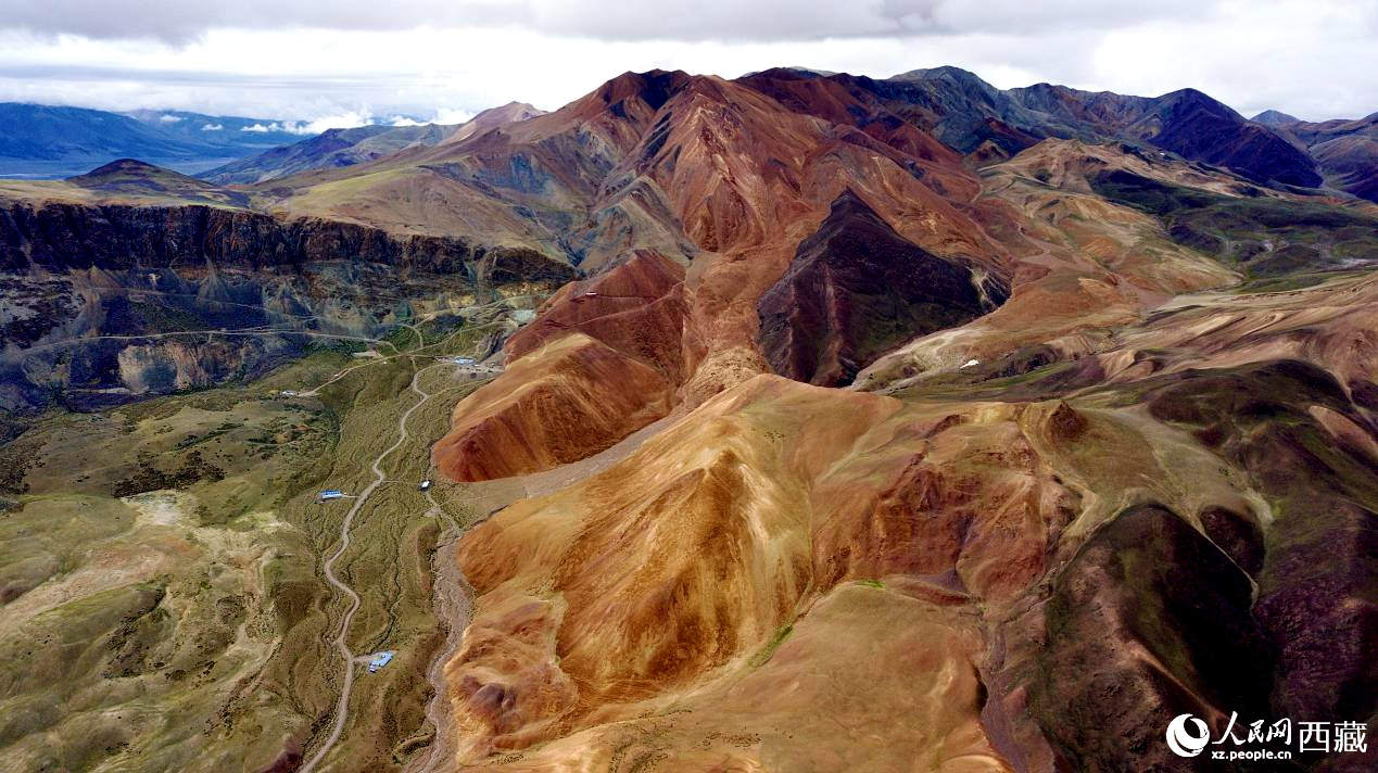 西藏阿里地區(qū)札達(dá)縣境內(nèi)的山丘，因大地礦石的緣故而變得色彩豐富，當(dāng)?shù)厝朔Q之為“五彩山”。