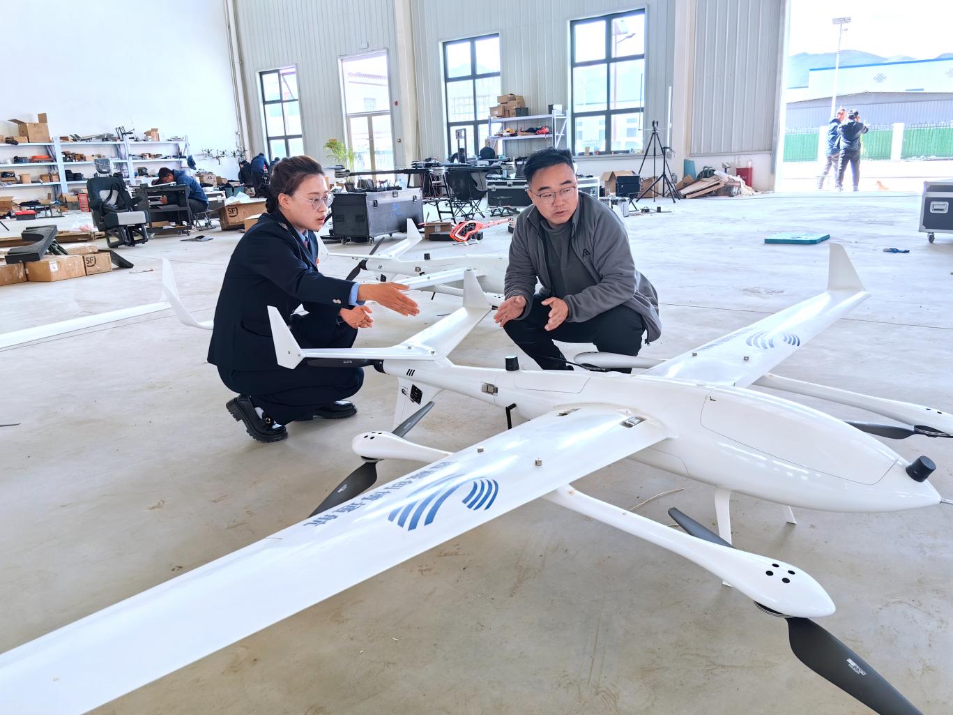 創(chuàng)博通航工作人員向稅務干部介紹無人機情況。曲麗攝