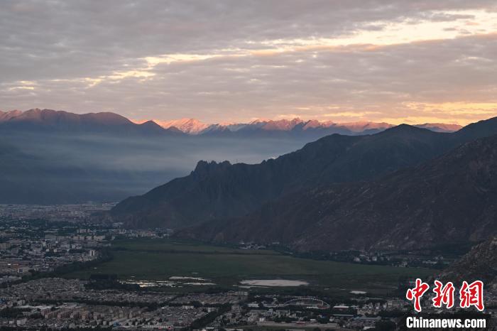 拉薩日出布達拉宮展千年壯美