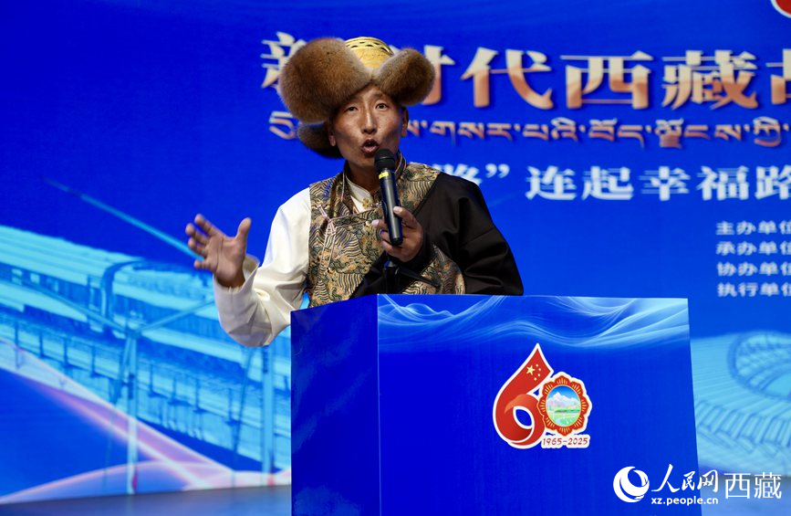 山南市隆子縣三安曲林鄉(xiāng)三林村黨支部副書記扎西次仁作分享報(bào)告。人民網(wǎng)記者 次仁羅布攝