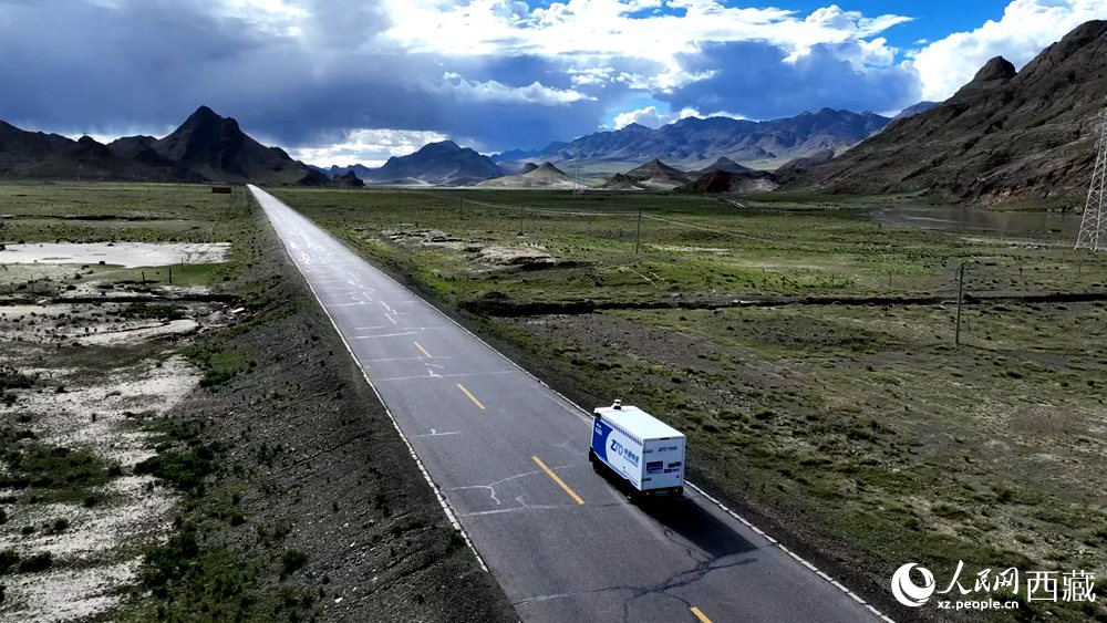 一輛無(wú)人快遞車正沿著定日縣通往扎果鄉(xiāng)的道路平穩(wěn)行駛。人民日?qǐng)?bào)記者 鮮敢攝