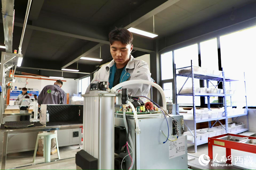 生產(chǎn)車間工人正在安裝制氧設(shè)備。人民網(wǎng)記者 次仁羅布攝