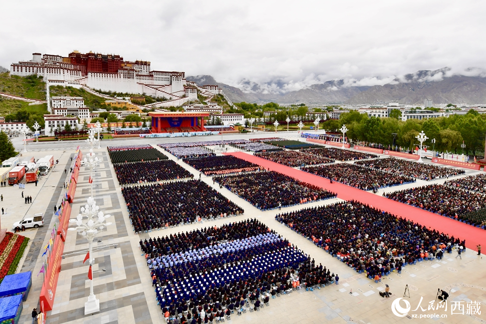 熱烈慶祝西藏自治區(qū)成立60周年大會(huì)現(xiàn)場(chǎng)。索朗旺久攝