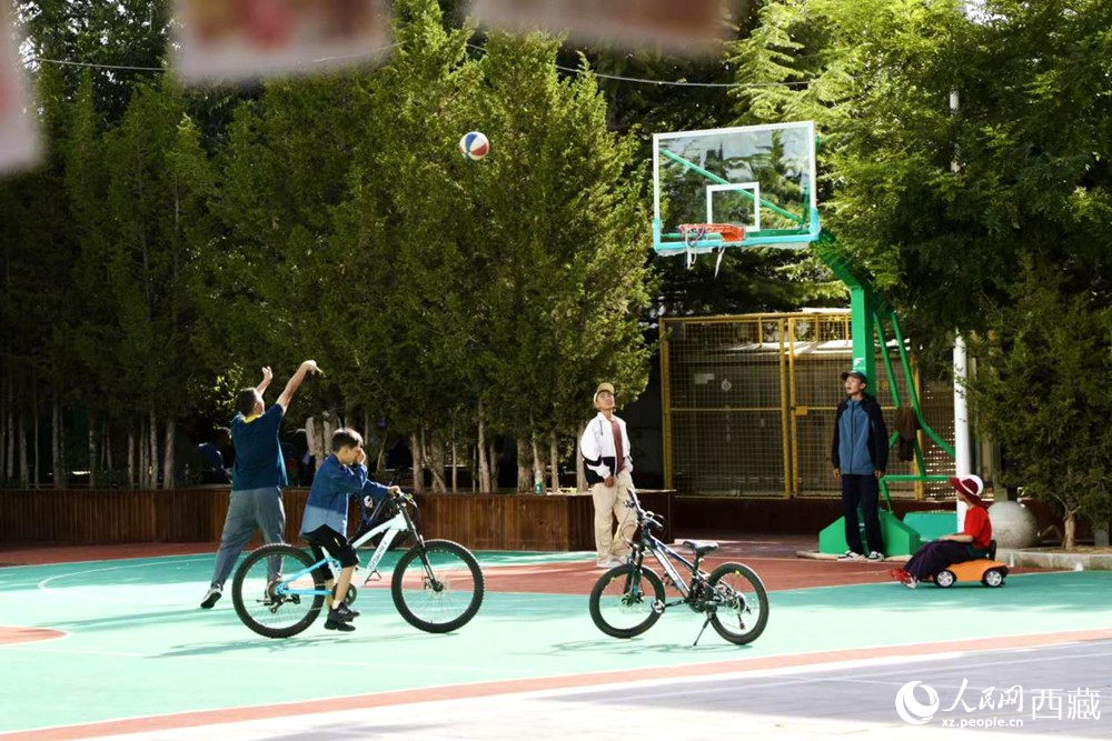 孩子們?cè)谏鐓^(qū)享受運(yùn)動(dòng)時(shí)光。人民網(wǎng)記者 次仁羅布攝