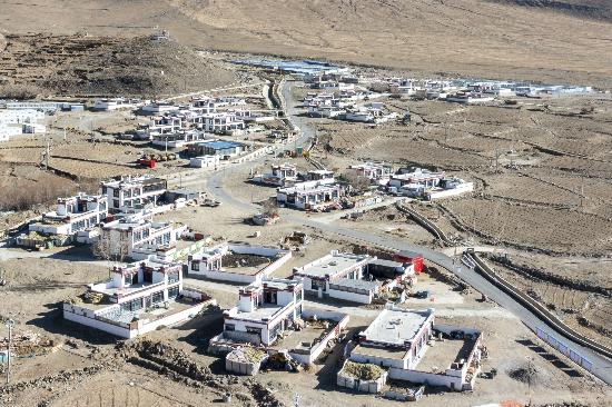 2025年12月11日，西藏定日縣長所鄉(xiāng)古榮村新貌。人民網(wǎng)記者 翁奇羽攝