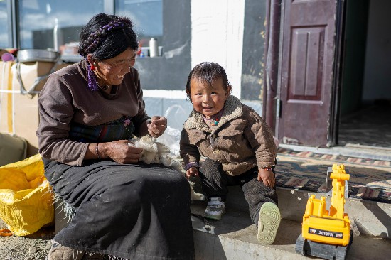 次仁普尺的媽媽在院子里做家務(wù)。人民網(wǎng)記者 翁奇羽攝