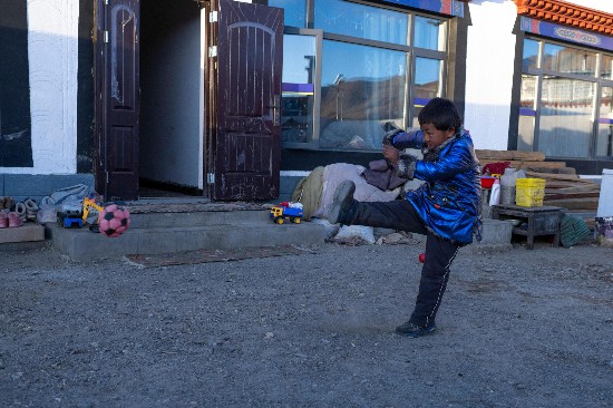 次仁普尺的弟弟在院子里玩耍。人民網(wǎng)記者 翁奇羽攝