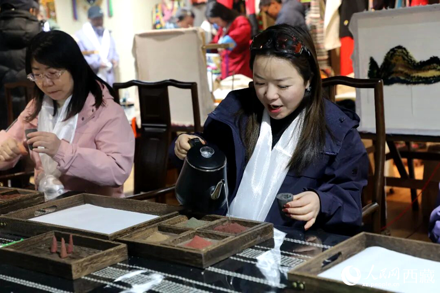 游客在“雅礱里”文化藝術(shù)街區(qū)非遺展館體驗(yàn)制作藏香。在工作人員的指導(dǎo)下，游客親手揉搓香泥、壓制成型，感受藏族傳統(tǒng)非遺技藝的魅力。人民網(wǎng)記者 吳雨仁攝