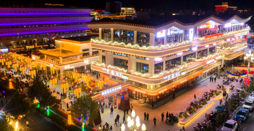 夜晚熱鬧的街市。洛桑貢布攝