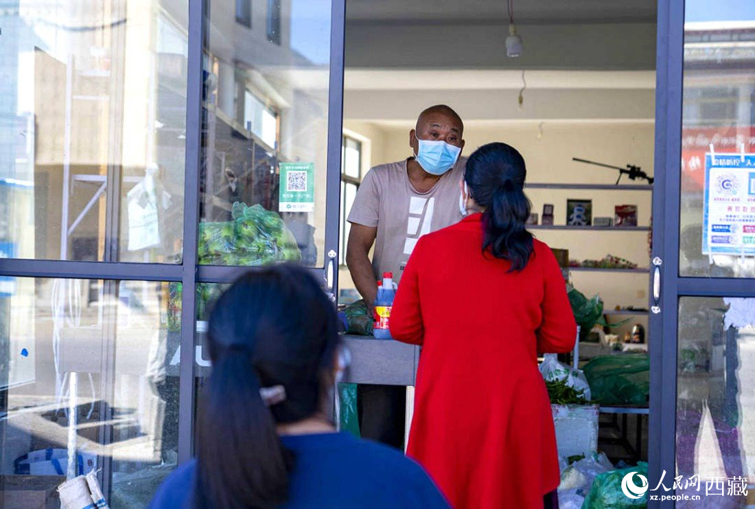 市民們有序排隊購買早餐。人民網(wǎng) 次仁羅布攝