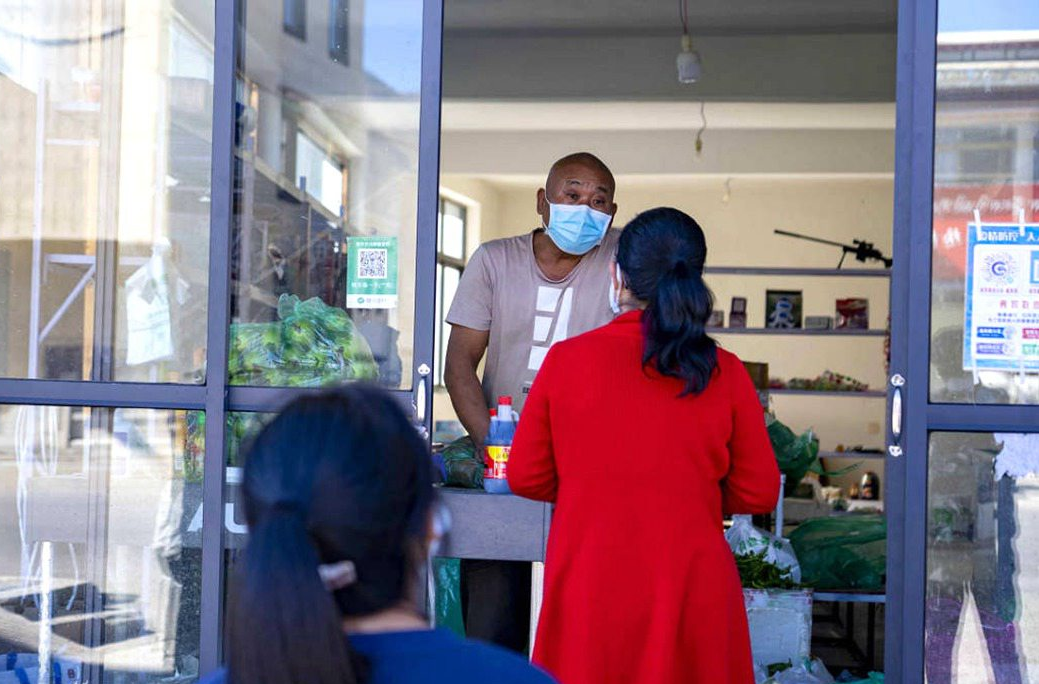 市民們有序排隊購買早餐。人民網(wǎng) 次仁羅布攝