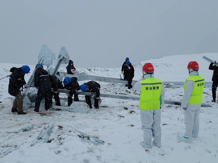 9月13日，電力施工人員正在對改造工器具進行清點和組裝。秦鐘攝
