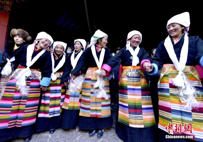 資料圖為2014年12月6日，拉薩民眾歡度“仙女節(jié)”。 <a target='_blank' href='/'><p  align=
