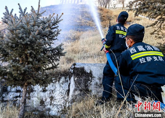 12月6日，布達(dá)拉宮消防救援大隊(duì)在布達(dá)拉宮山體林草區(qū)域開展?jié)窕ぷ鳌！㈣?攝