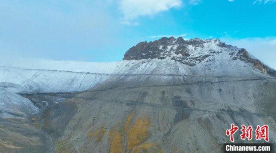 圖為邊壩縣降雪時(shí)夏貢拉山段路況?！∵厜慰h融媒體中心供圖