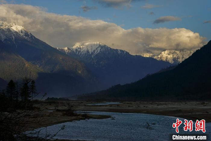 遠(yuǎn)眺波密雪山。　江飛波 攝