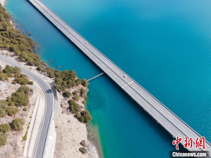 圖為西藏林拉高等級公路多布湖段風(fēng)光?！〗w波 攝