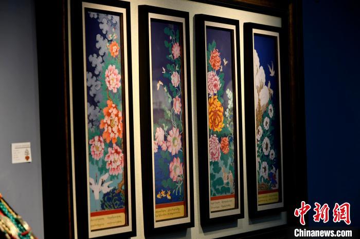 圖為5月16日，展覽中新創(chuàng)唐卡作品《四季花》。　李林 攝