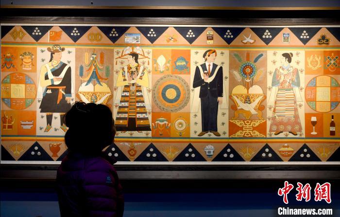 圖為5月16日，觀眾正在欣賞展覽中的新創(chuàng)唐卡作品?！±盍?攝