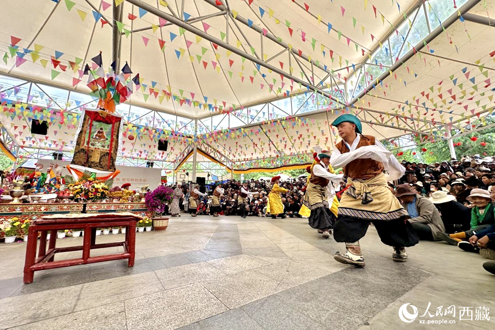 拉薩市宗角祿康公園舉行傳統(tǒng)藏戲劇目展演。