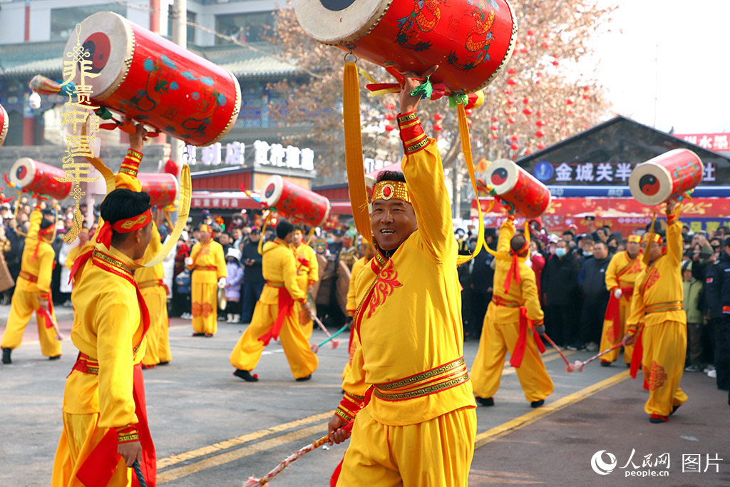 2025年1月29日，蘭州太平鼓、舞獅、軍儺、秦腔等精彩的蘭州市經(jīng)典非物質(zhì)文化遺產(chǎn)代表性項(xiàng)目在金城關(guān)黃河文化旅游街區(qū)廣場集中亮相。人民網(wǎng)記者 焦隆攝